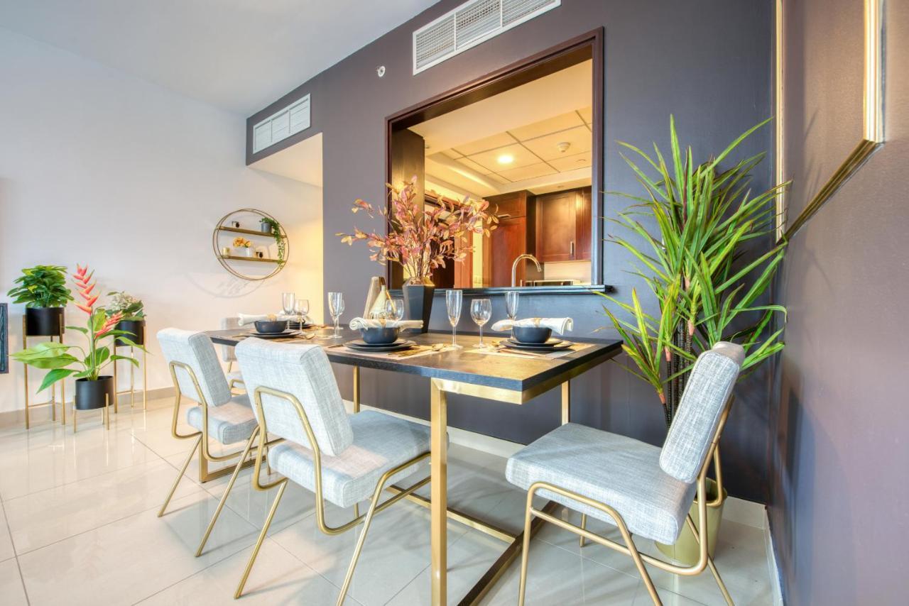 Maison Privee - Radiant Urban Retreat With Iconic Burj Khalifa Vws Dubai Exterior foto